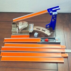 Hot Wheels 2005 Junkyard Dog Attack Track Set